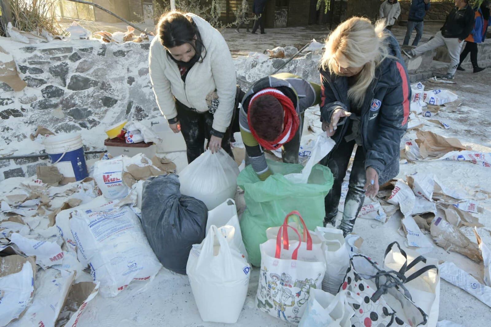 Volcó un camión con 800 bolsas de harina en el Parque y la gente se llevó todo (Orlando Pelichotti / Los Andes)