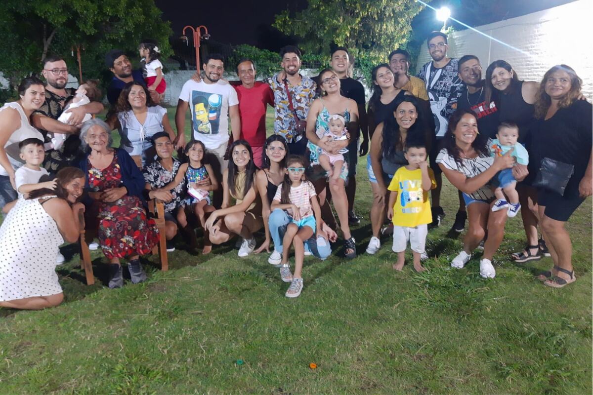 Marta Almada con sus hijos, nietos y bisnietos en una reunión familiar. Foto: Gentileza Micaela Pardo.