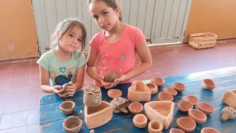 Son hermanas y recorren 9 kilómetros a caballo para ir a clases a Lavalle. | Foto: gentileza