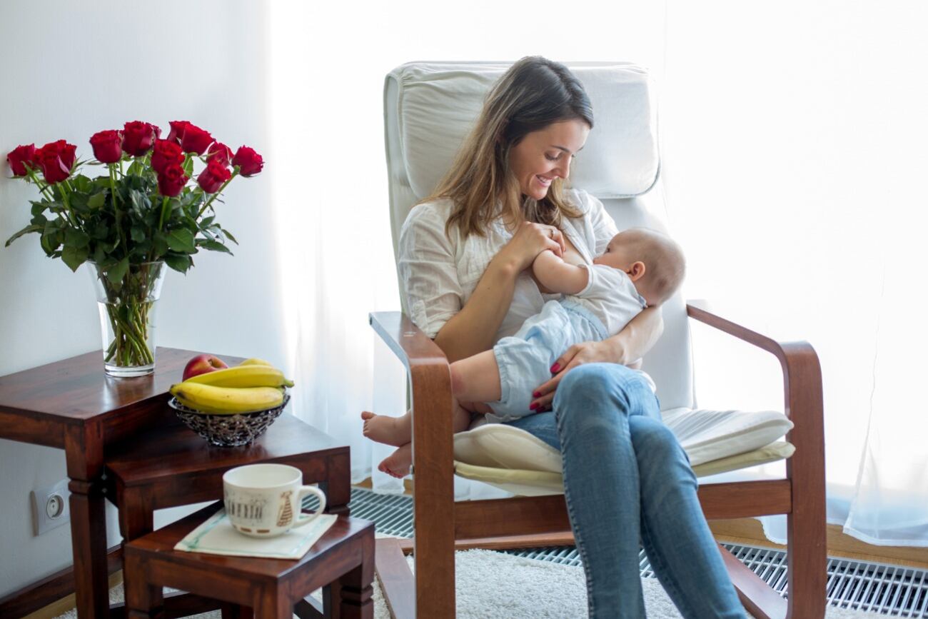 La lactancia es una forma de aportar vitamina D en recién nacidos.