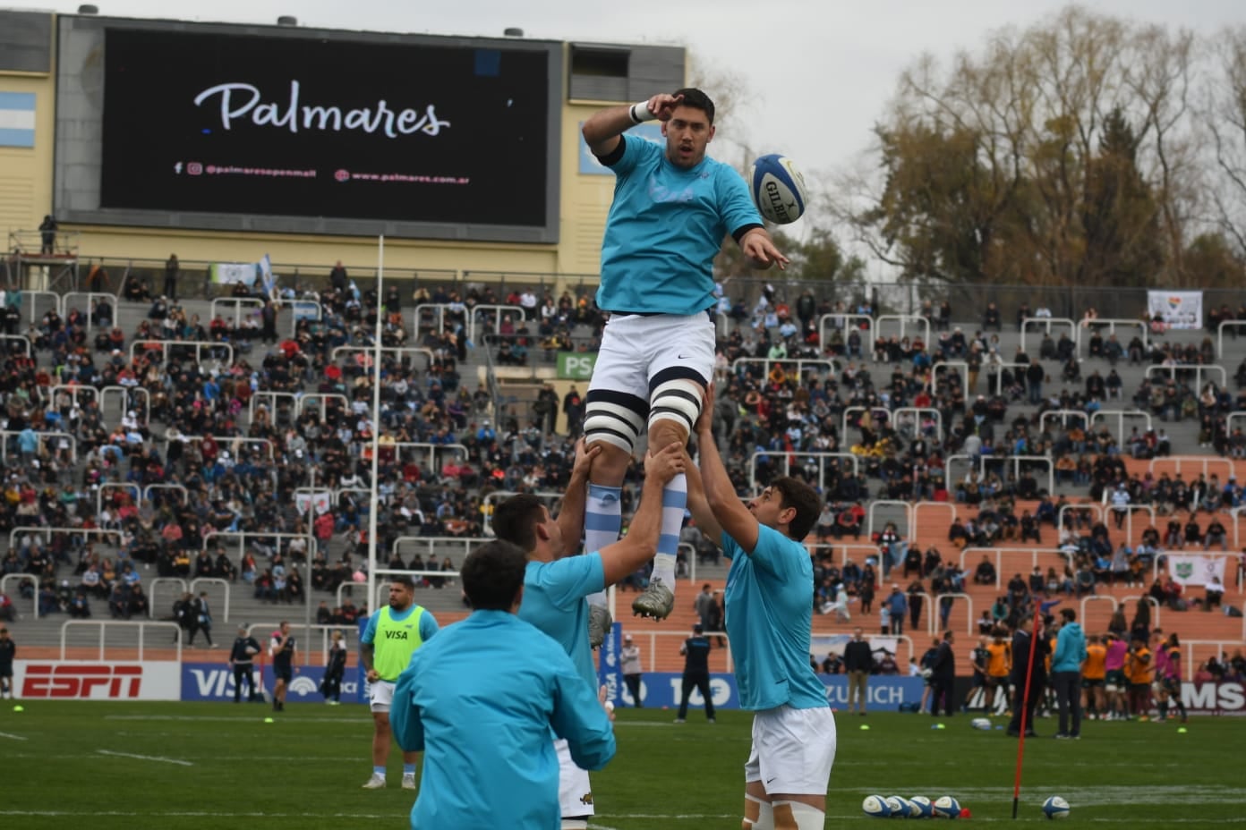 Los movimientos precompetitivo de Los Pumas en el estadio Malvinas Argentinas. /  José Gutiérrez (Los Andes)