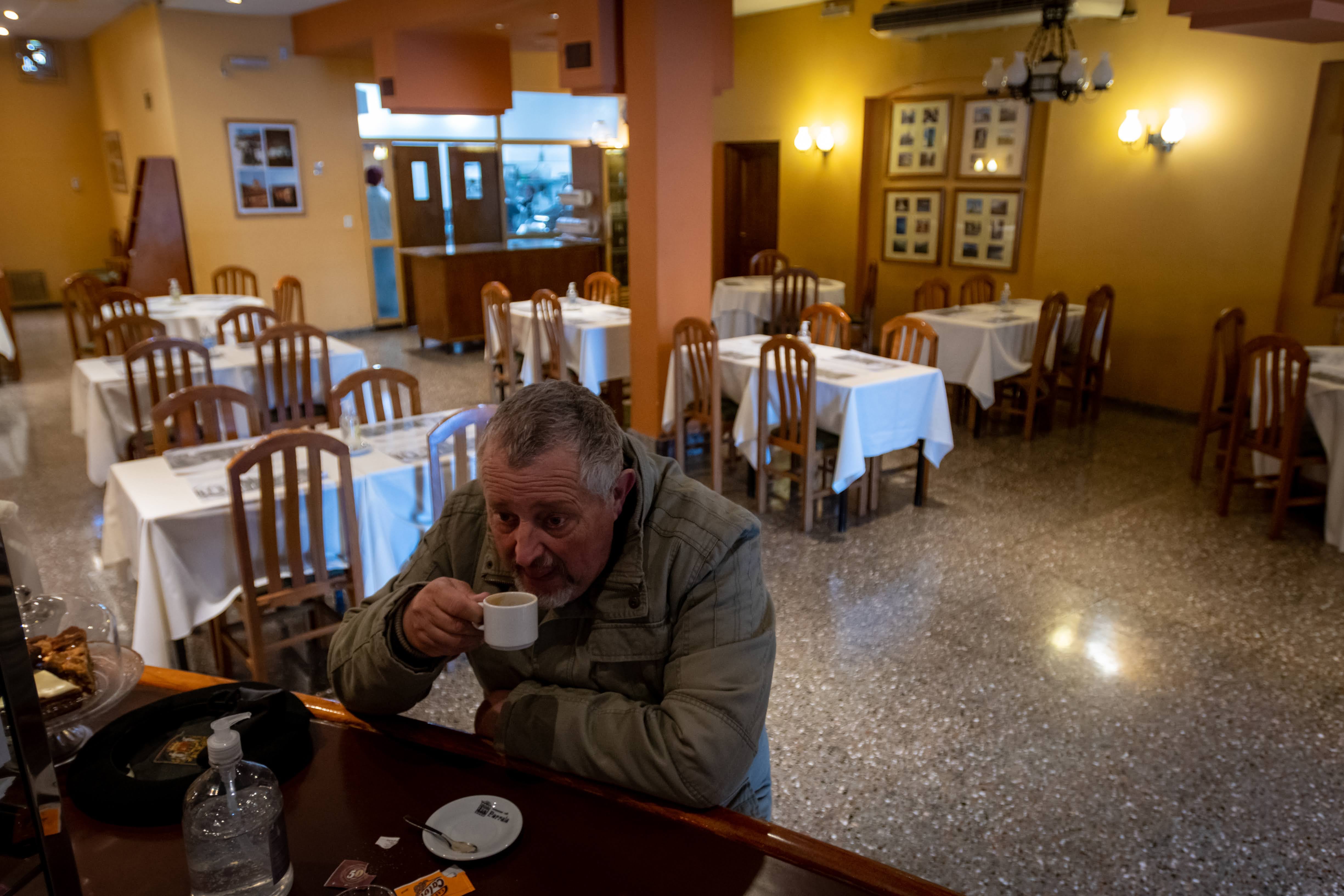 Julio. Un cliente toma un café en una mañana fría de cuarentena frente a la Plaza de Godoy Cruz.