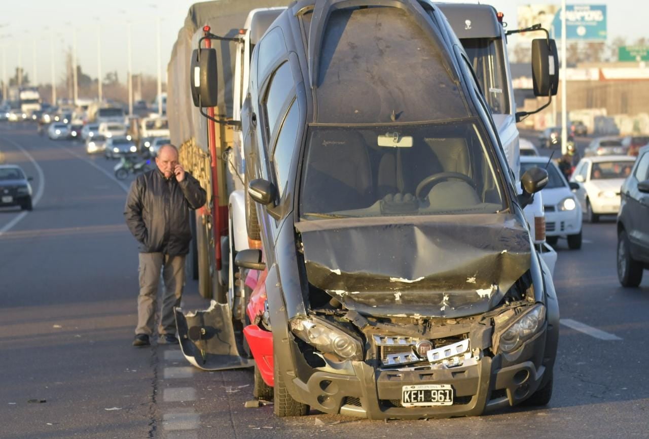 Impresionante choque en cadena en el Acceso Sur (Foto: Orlando Pelichotti / Los Andes)