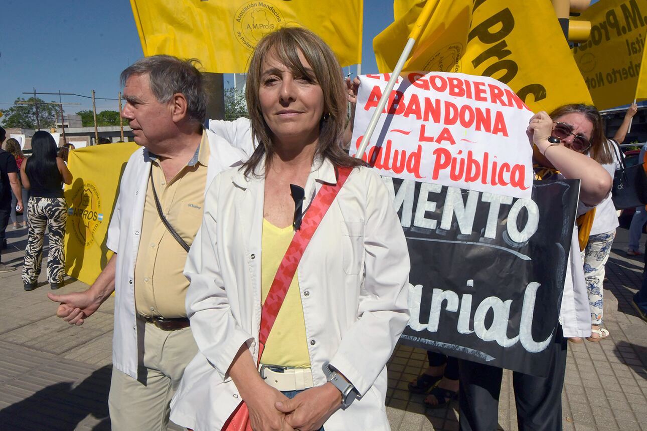 Marcha de Ampros, en las calles de Mendoza, por apertura de paritarias
Claudia Iturbe
 Foto: Orlando Pelichotti