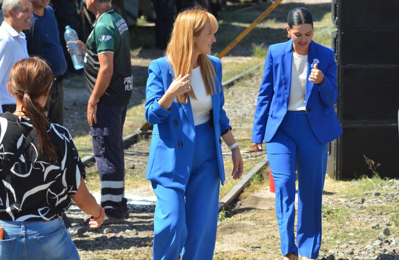 Anabel Fernández Sagasti y Flor Destéfanis coincidieron en el look en un acto en Palmira.