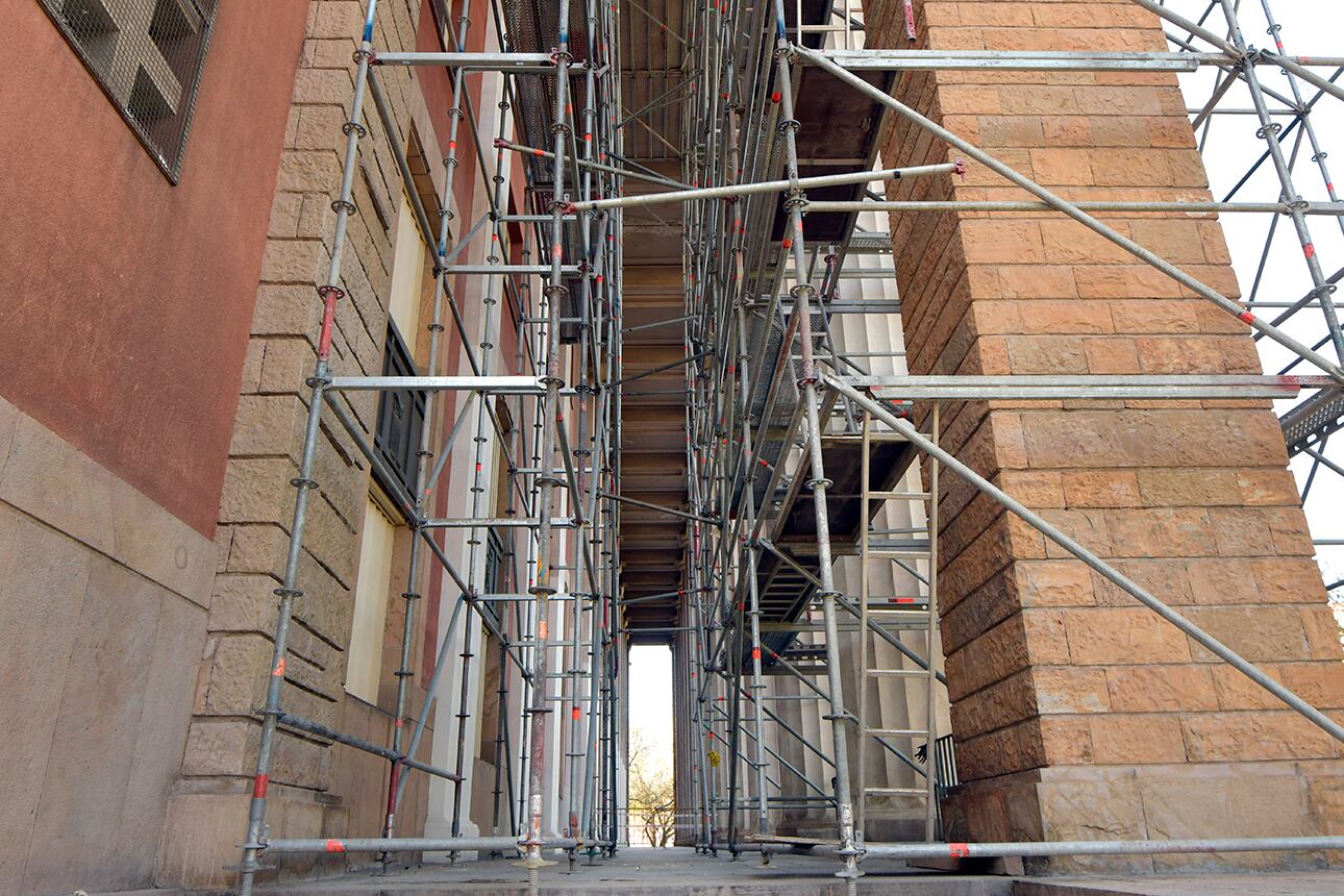 Por primera vez en más de 60 años, le realizan una inédita restauración al edificio del Palacio Judicial . Foto: Orlando Pelichotti / Los Andes.