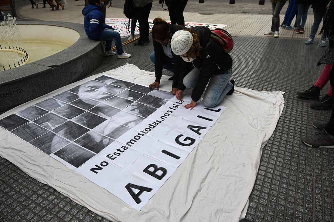 En el kilómetro 0 de la Ciudad, familiares y amigos realizaron una marcha pidiendo por la aparición de la joven desaparecida Abigail Carniel