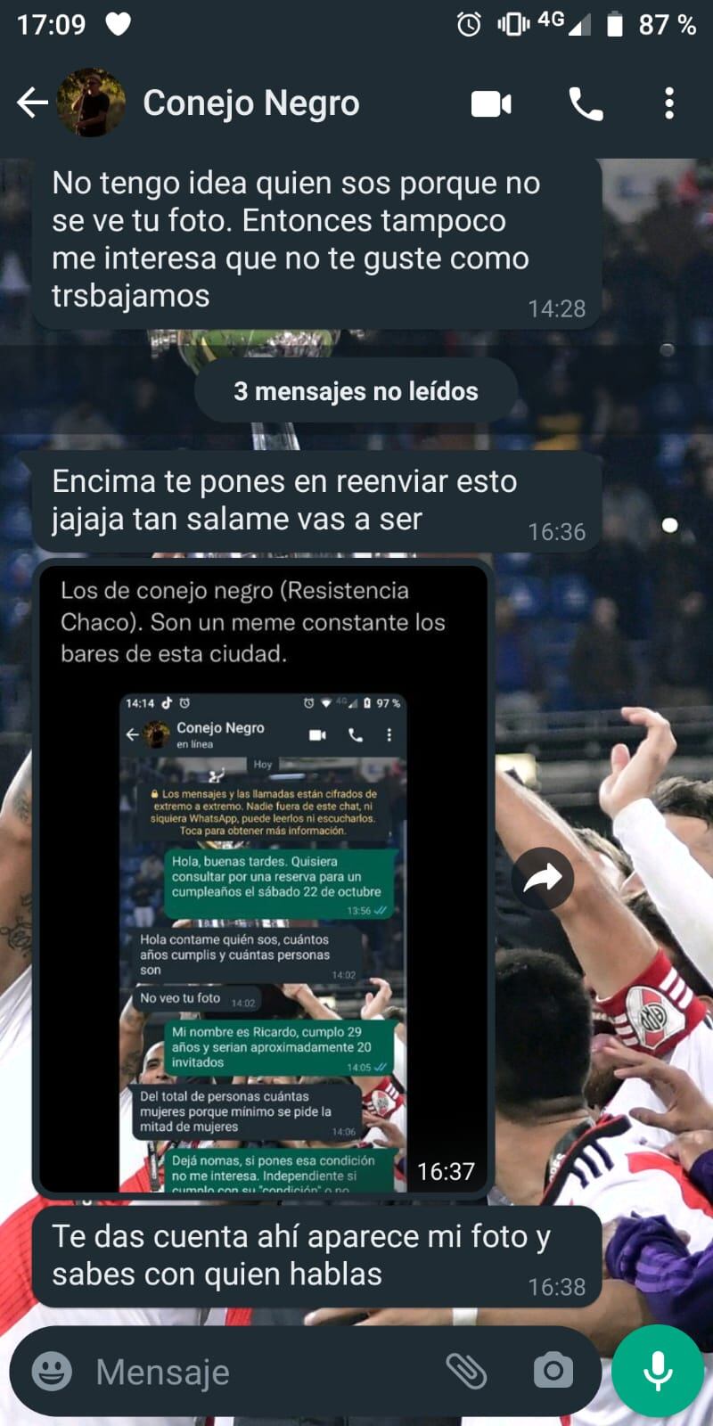 El encargado del bar increpó al joven por viralizar su conversación.