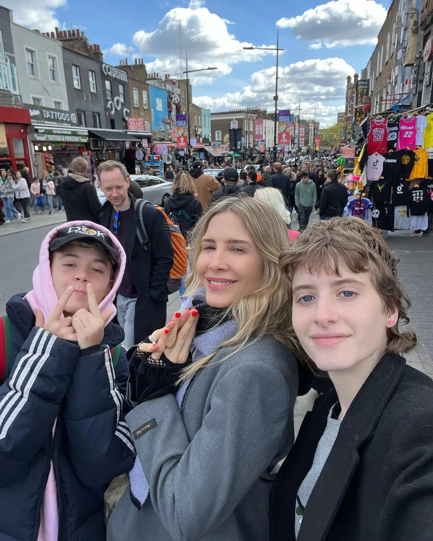 Guillermina Valdés junto a sus hijas, Paloma y Helena Ortega en Europa.