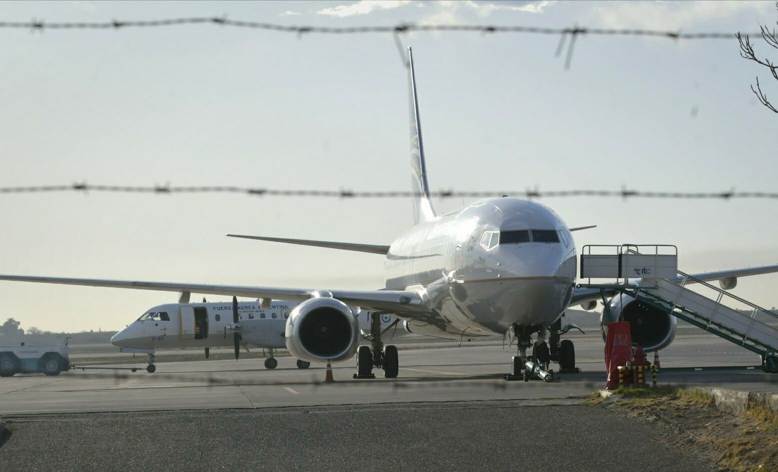 El avión de Copa Airlines que aterrizó de emergencia por un problema mecánico en el aeropuerto de Mendoza (Orlando Pelichotti / Los Andes)