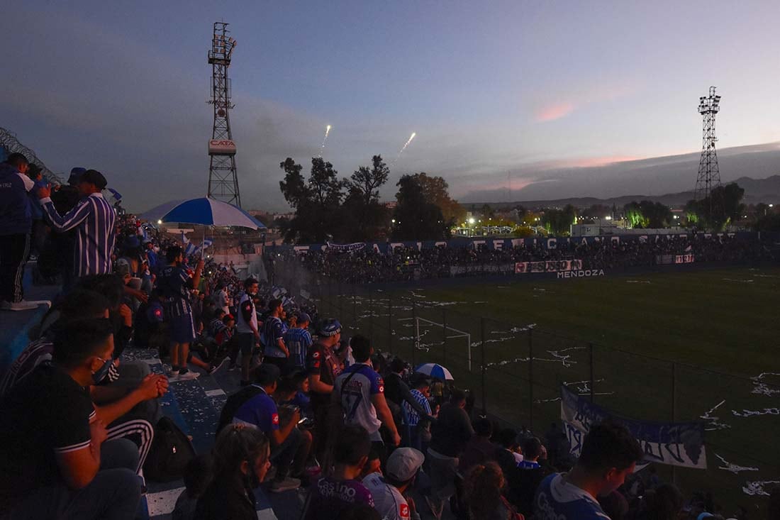 El club Godoy Cruz Antonio Tomba cumplió 100 años y los hinchas festejaron en el estadio