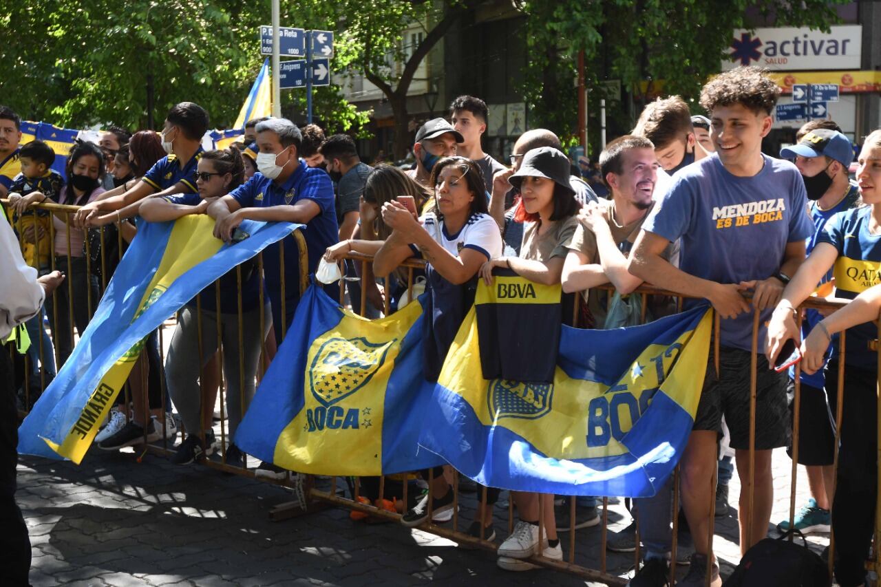 Una multitud recibió a Boca en la puerta del hotel que se hospedará en nuestra provincia. / José Gutiérrez ( Los Andes).