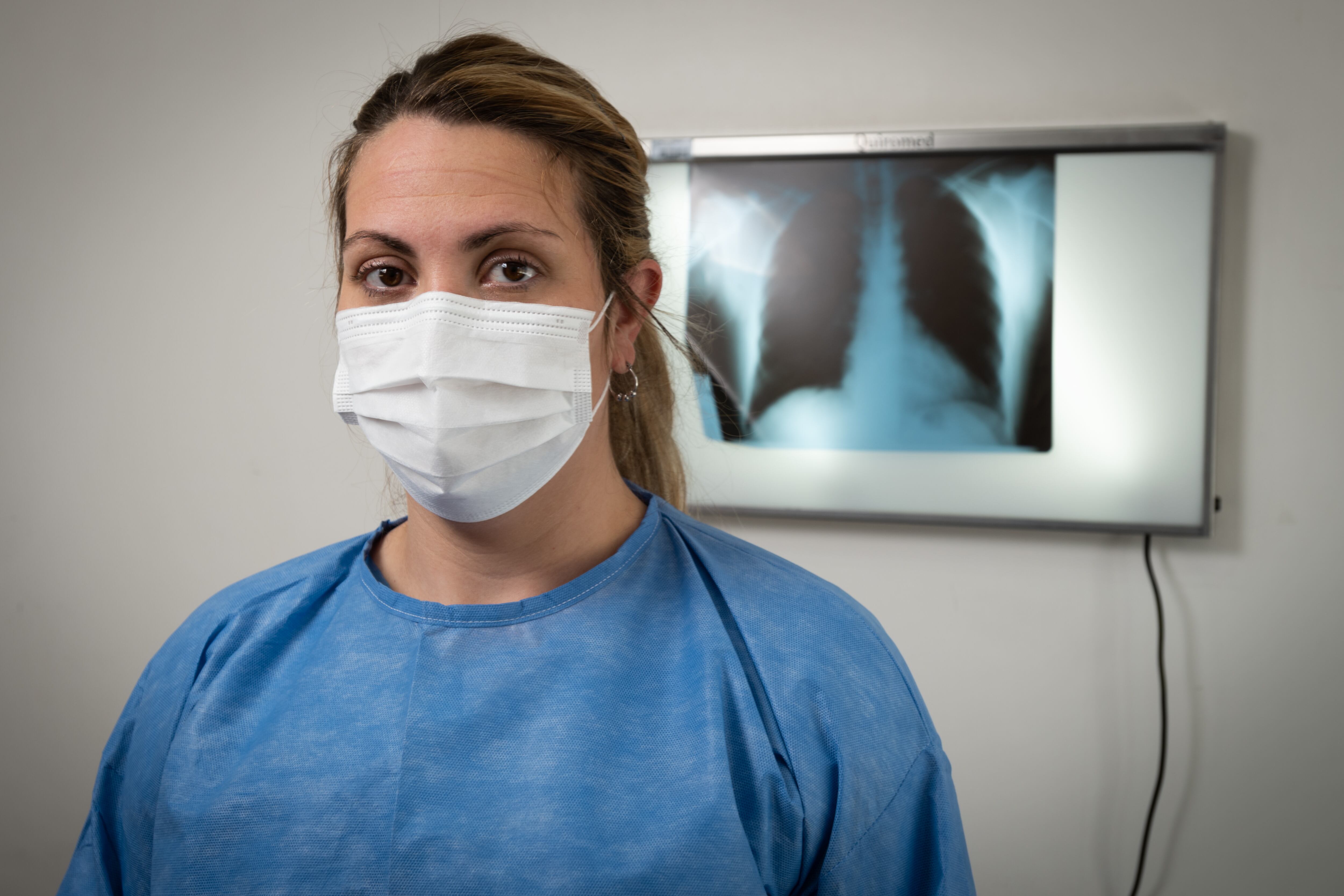 La kinesióloga Noelia Sanchez es parte del equipo de médicos, enfermeros y kinesiologos que trabajan en la primera línea en el Hospital Carrilo.