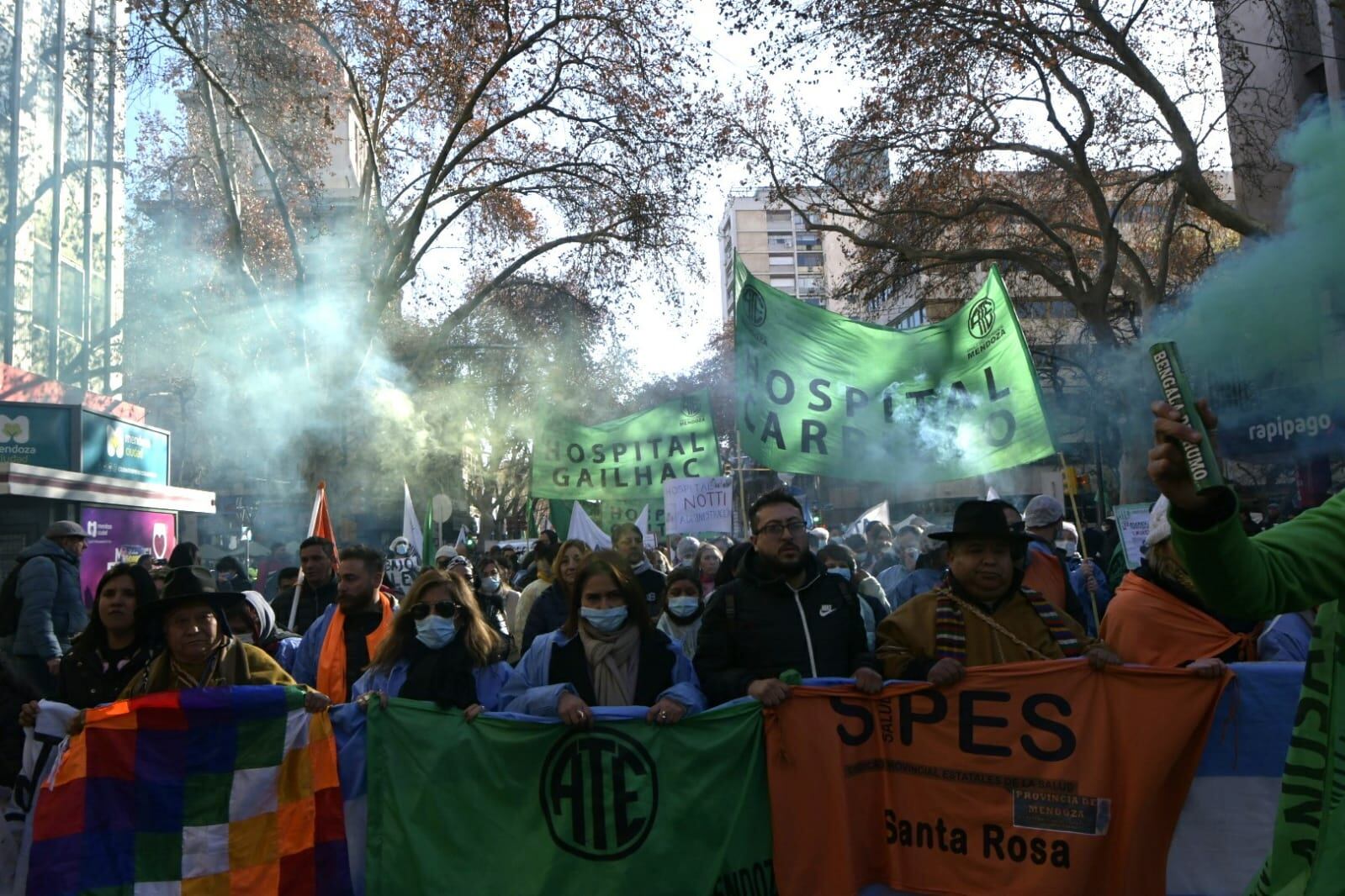 Comenzaron las marchas de gremios por las calles del centro de Mendoza: por dónde van y los cortes. Foto: Orlando Pelichotti / Los Andes.