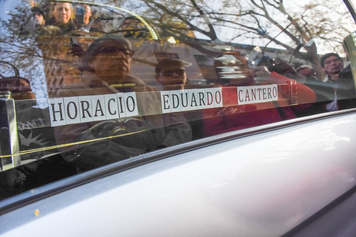 Último adios a Marciano cantero, una multitud lo despidió a son de sus canciones en el edificio de Cultura de Mendoza, luego de velar sus restos.

Foto: Mariana Villa / Los Andes