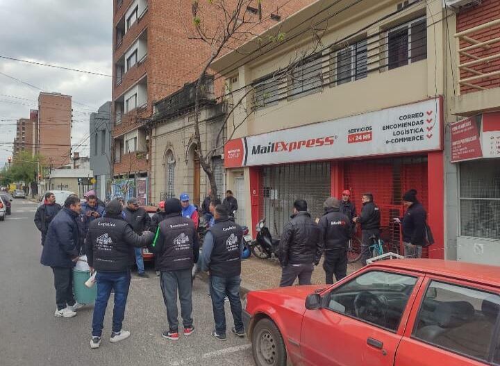 Representantes del gremio de Camioneros bloquearon la sucursal de Rosario. - Gentileza