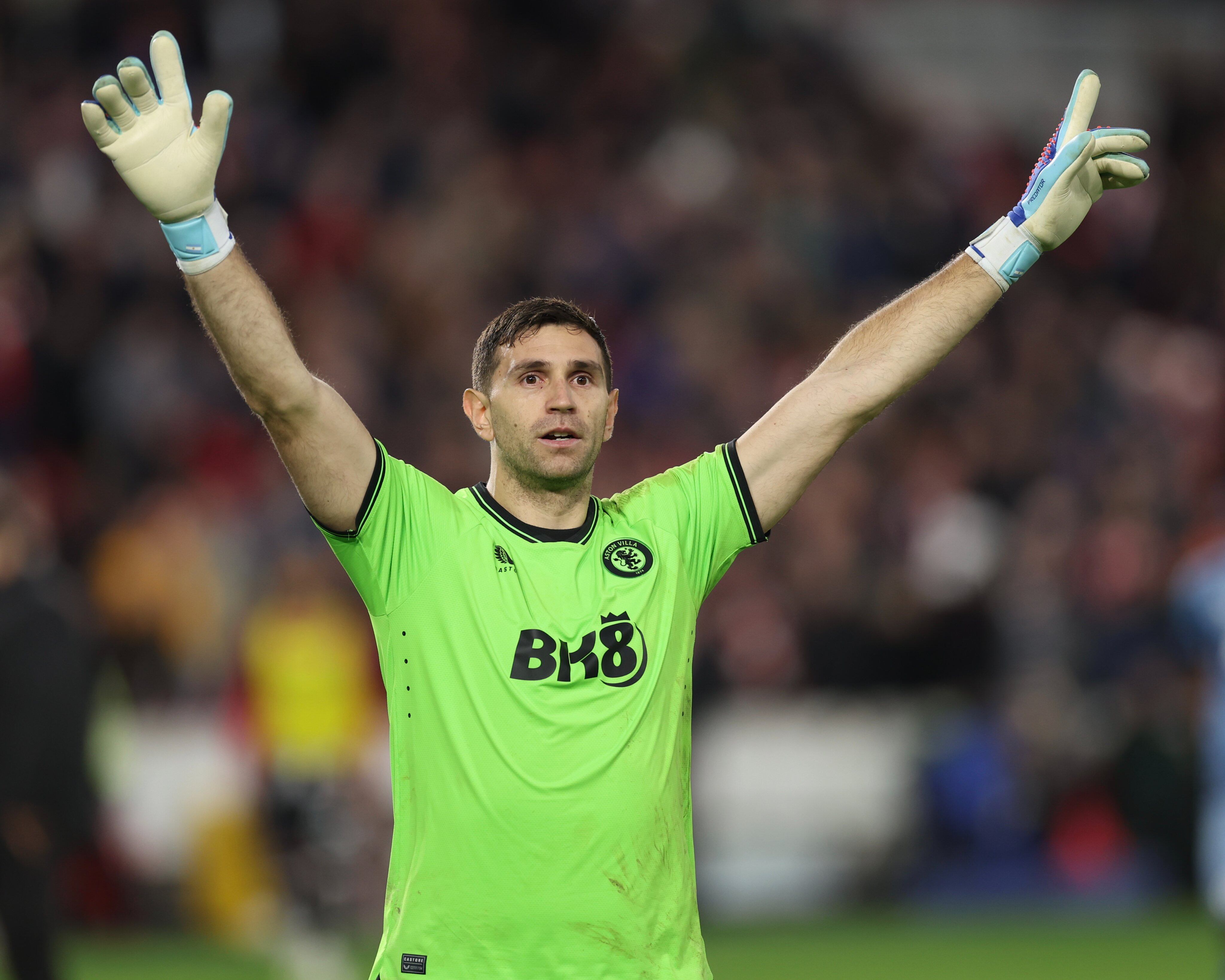 Martínez, otra vez genio y figura en el arco del Aston Villa (Foto: Prensa Aston Villa).