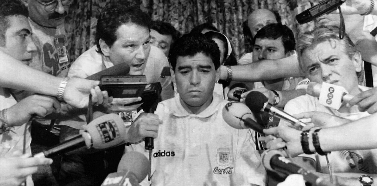 “Me cortaron las piernas”, fue la célebre frase que usó un Diego demacrado de tanto llorar para describir el momento que vivía. Fue uno de los hechos más conmocionantes del fútbol argentino. (AP)