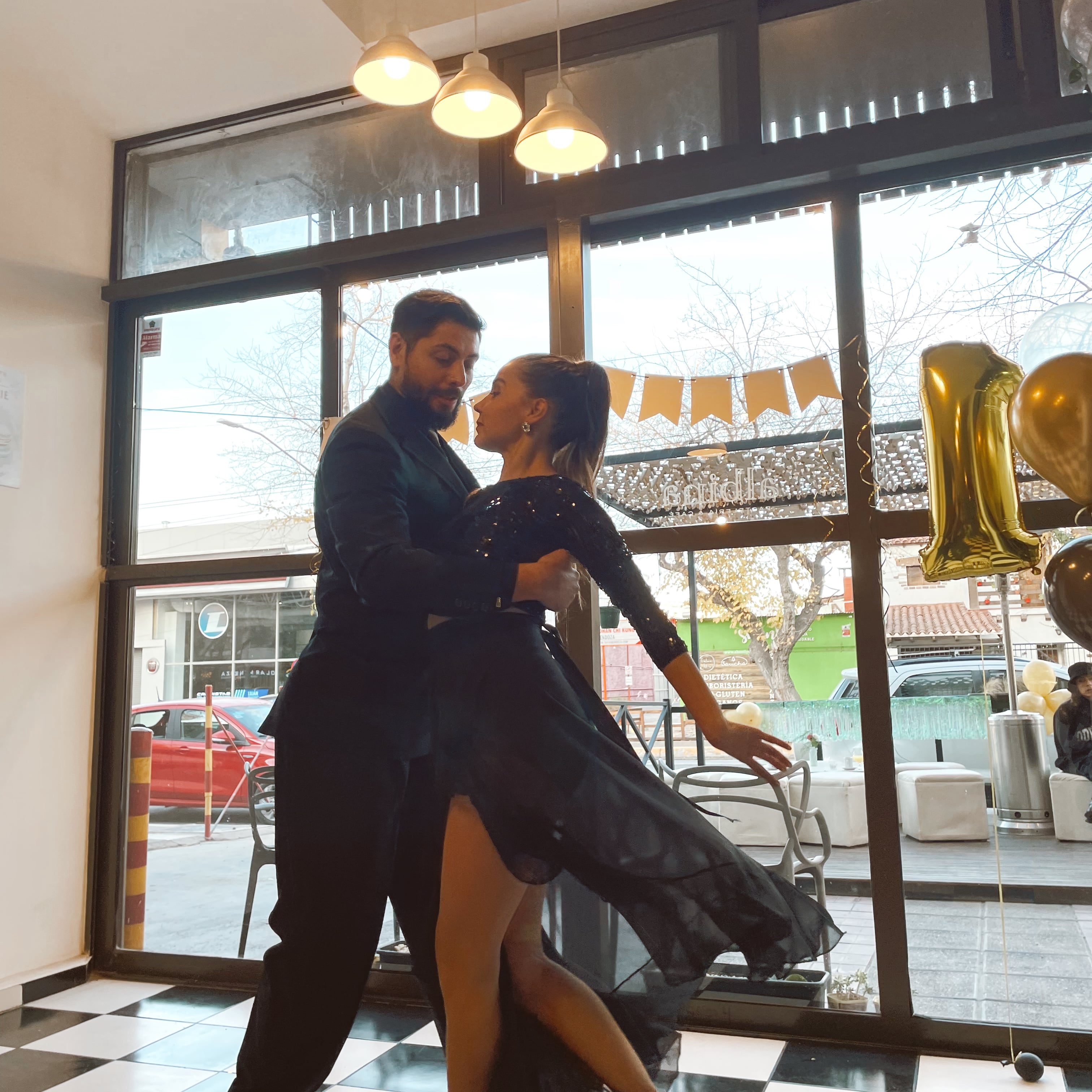 En un momento de la tarde, una pareja de bailarines de tango brilló en la pista y se llevó todos los aplausos de los invitados. 