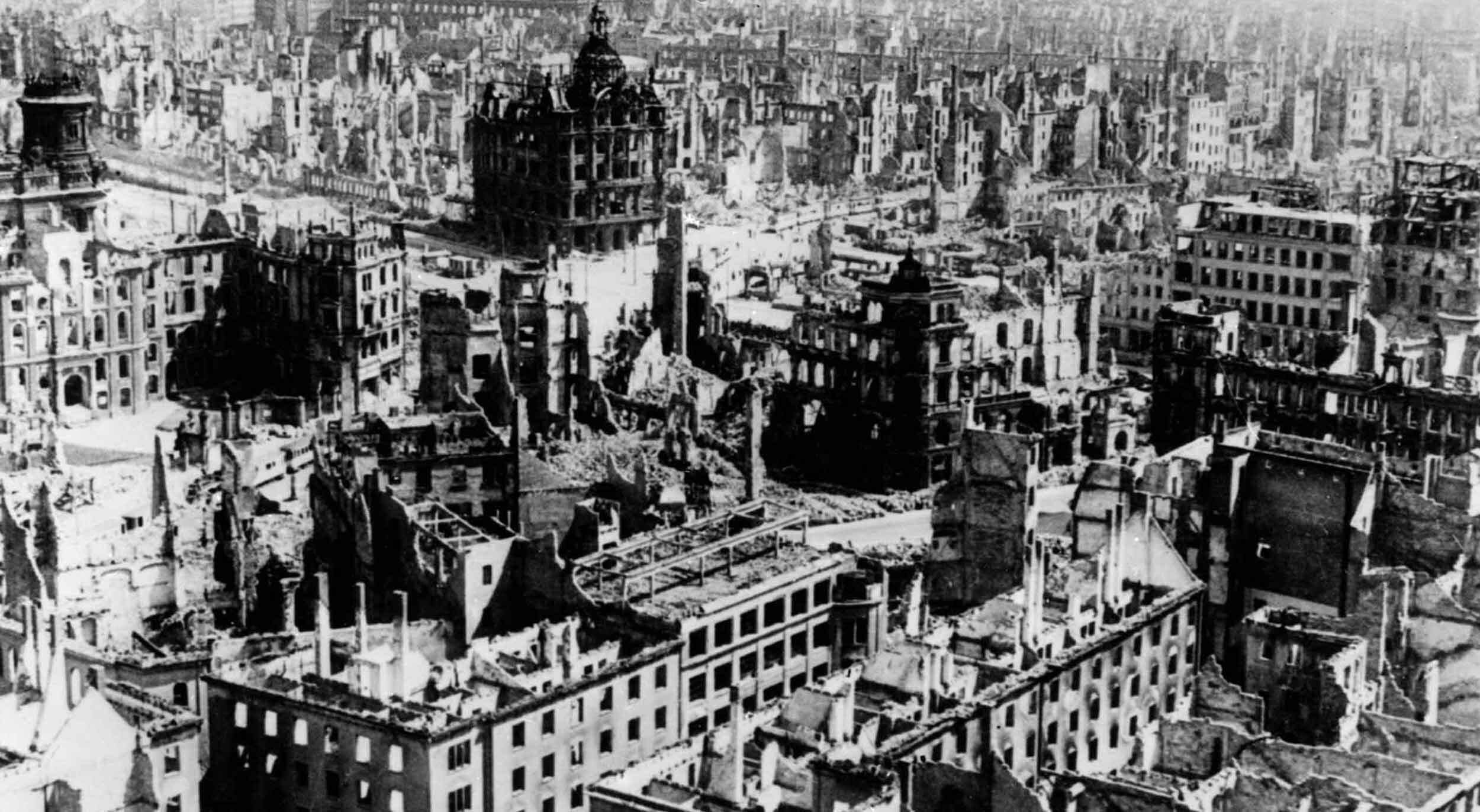 Murieron unas 125 mil personas en los bombardeos a Dresde, que quedó destruida tras la guerra. 