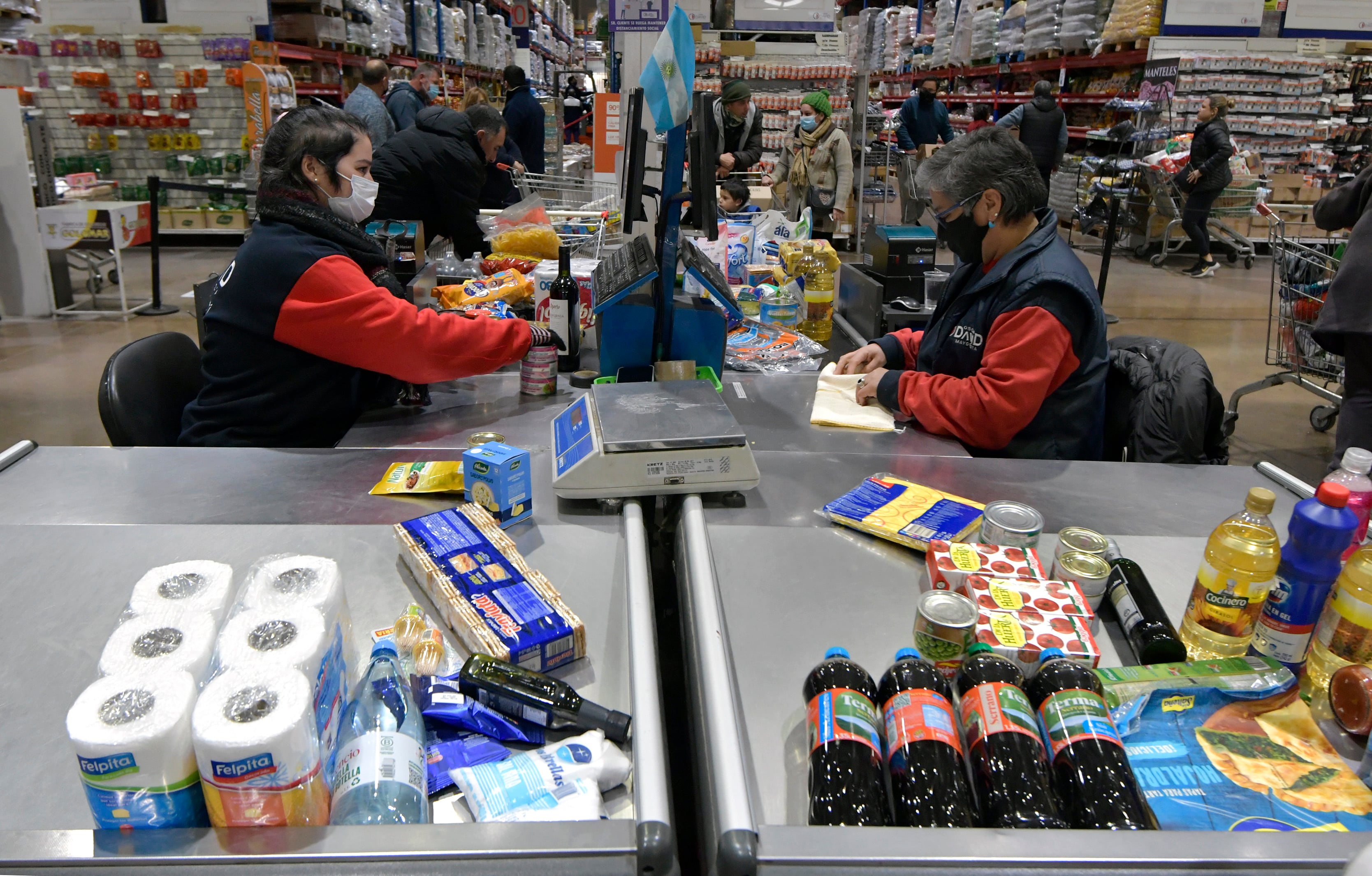 04 Julio 2022. Mendoza Economía
Incremento en ventas en supermercados y Mayoristas
Por la inflación, aumentaron  las ventas en los supermercados y mercados mayoristas, según informó el Instituto Nacional de Estadística y Censos (Indec
Inflación sin freno: hubo un fuerte aumento de la compra de alimentos en mercados y supermercados
En la foto, el Mayorista Oscar David.
Foto: Orlando Pelichotti / Los Andes