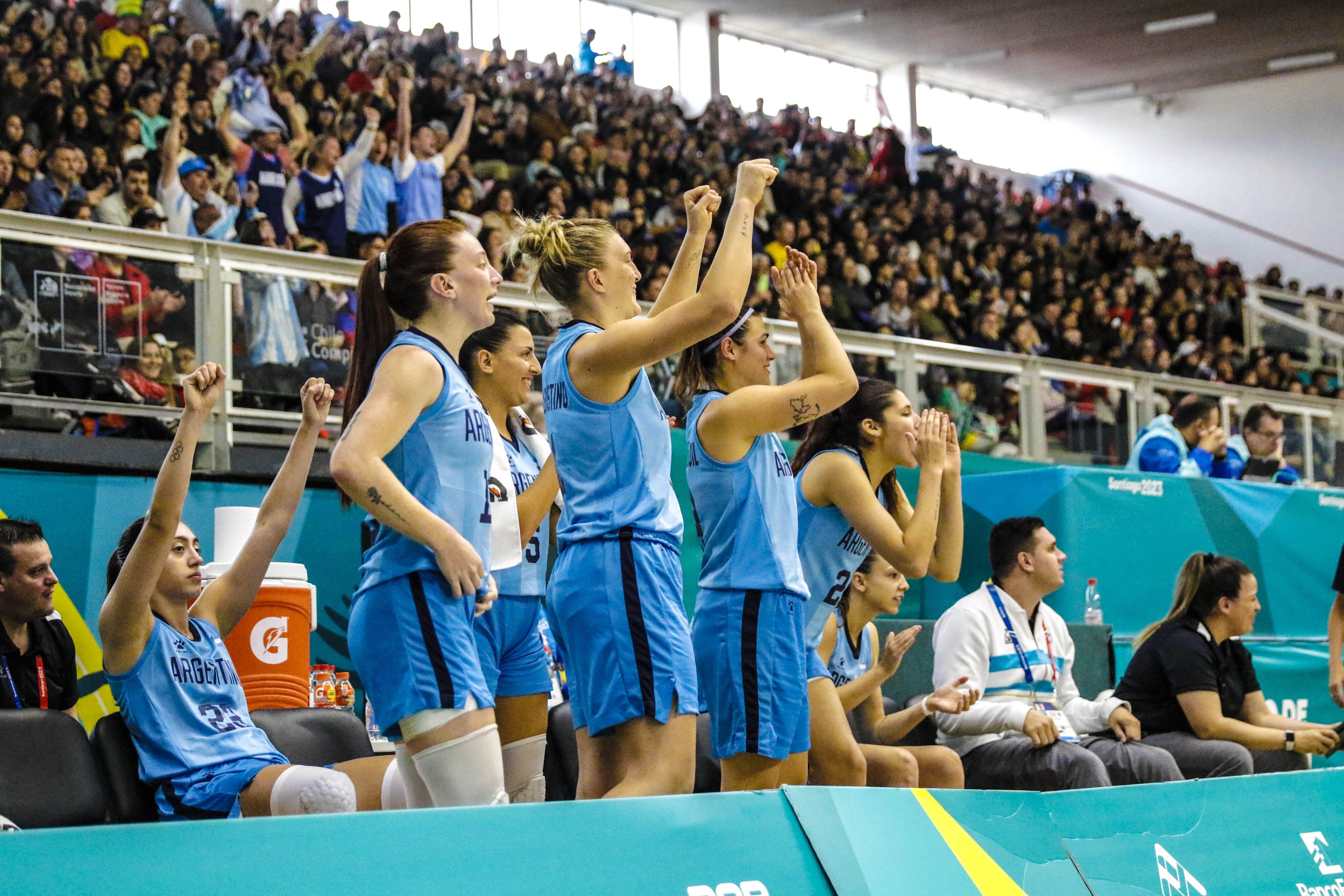 El seleccionado nacional femenino mayor superó a Cuba y conquistó una histórica medalla de bronce en los Juegos Panamericanos de Santiago 2023. (Prensa CAB)