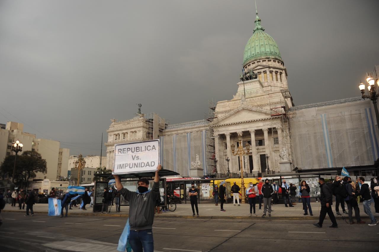 Algunas personas se convocaron frente al Congreso para protestar contra la reforma judicial. 