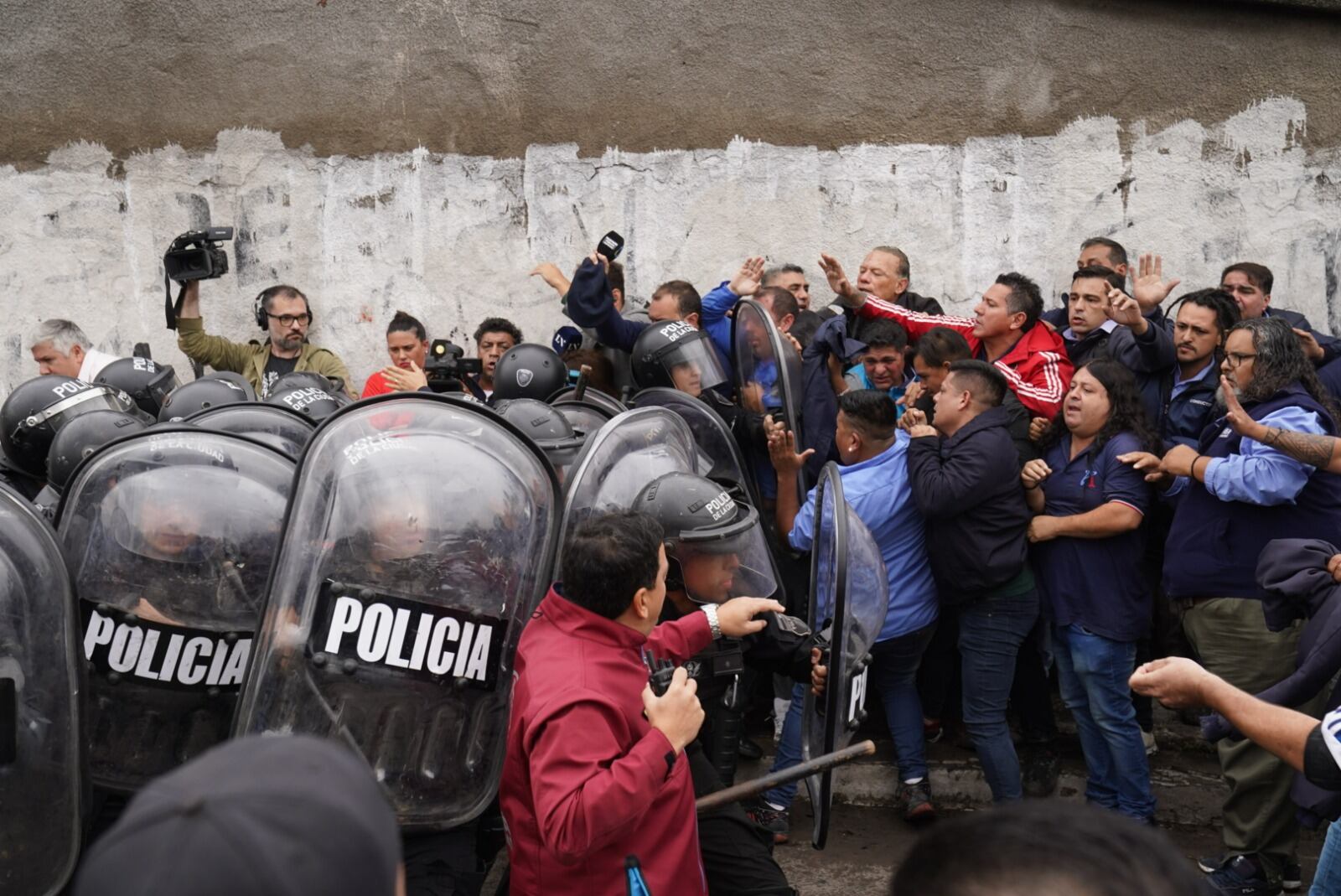 Así evacuaban a Sergio Berni tras el ataque a golpes en la protesta por el crimen del colectivero (Foto: Maxi Failla / Clarín)