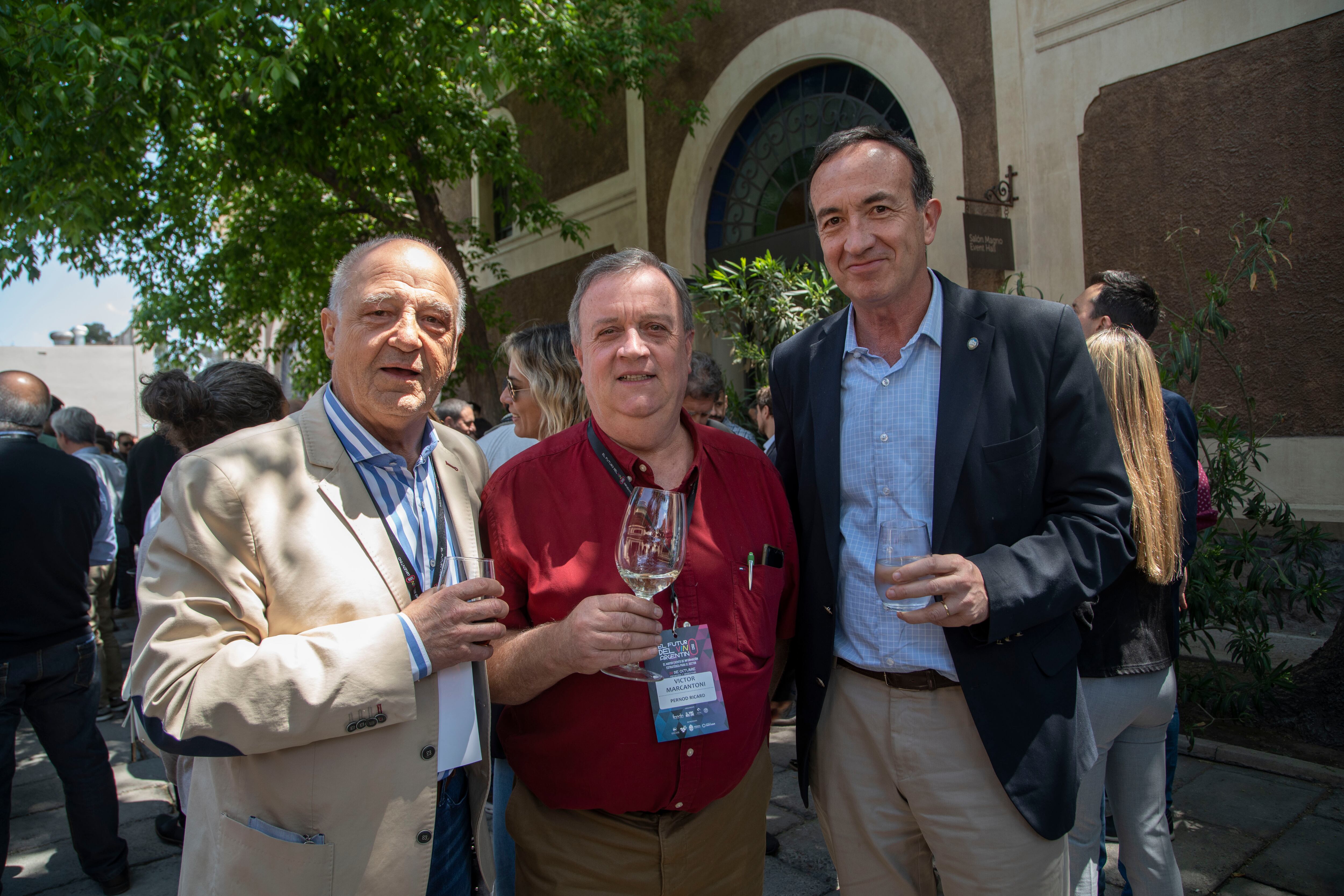 Julio Chretien, el enólogo Victor Marcantoni y Gabriel Fidel, vicerrector de la UNCuyo.