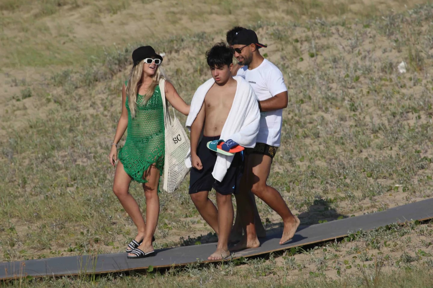 Sergio Agüero vacacionó con su novia e hijo en Punta del Este y sorprendieron con sus atuendos.