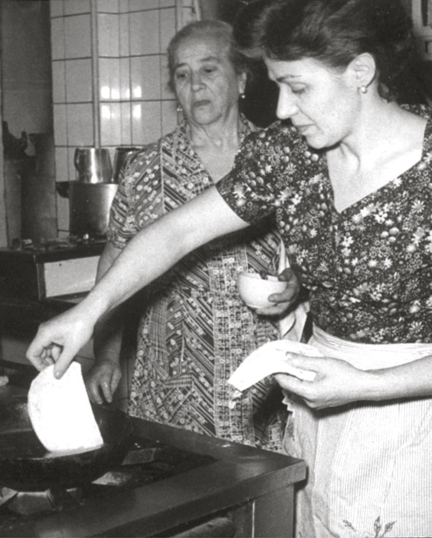 María Teresa cocinando junto a su mamá Fernanada.