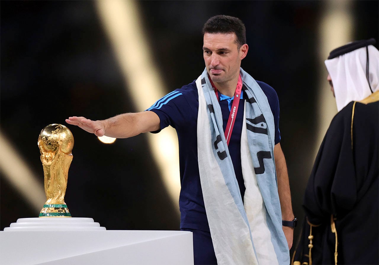 Lusail (Qatar), 18/12/2022.- Head coach of Argentina, Lionel Scaloni approaches the World Cup trophy after winning the FIFA World Cup 2022 Final between Argentina and France at Lusail stadium, Lusail, Qatar, 18 December 2022. (Mundial de Fútbol, Francia, Estados Unidos, Catar) EFE/EPA/Friedemann Vogel
