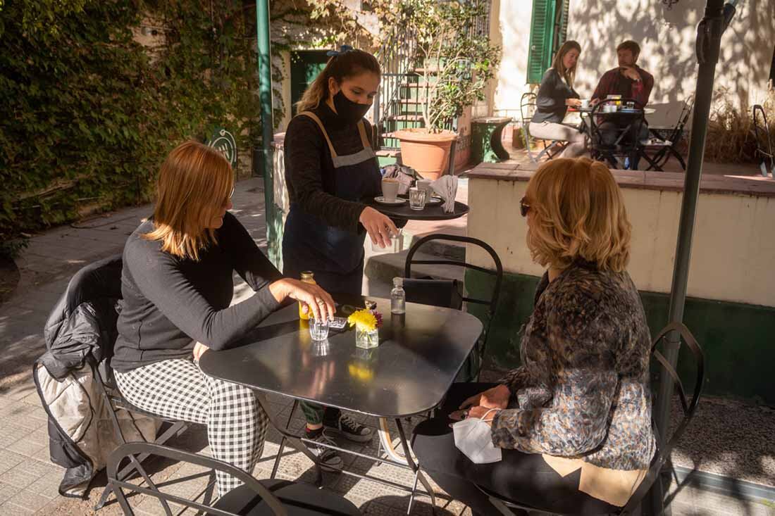 Cada vez más cafes abren sus patios y ponen mesas a la aire libre pare evitar contagios de Covid