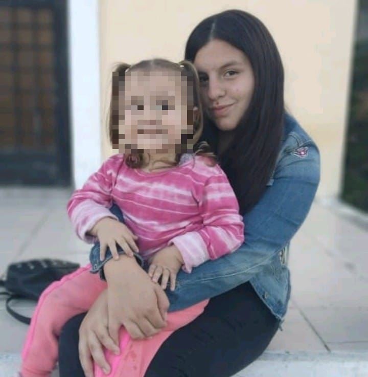 Una chica de 17 años llevó a la escuela a su hija de dos porque no tenía con quien dejarla, y la directora tuvo un hermoso gesto con ellas.