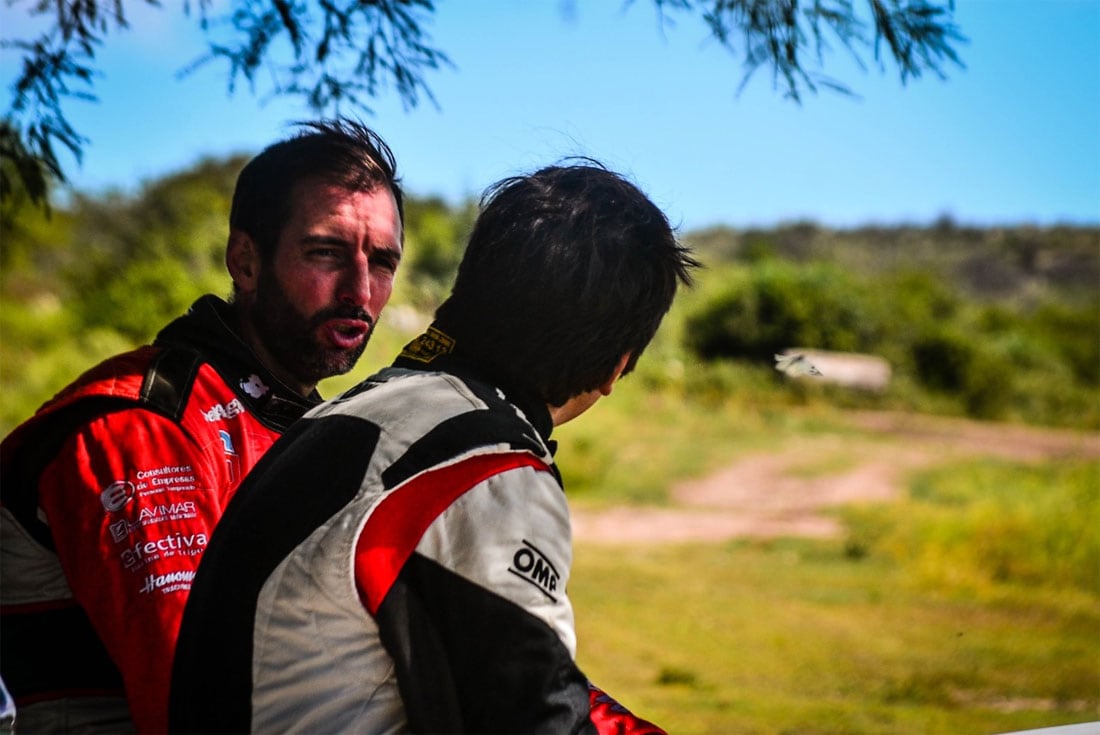 Santino escucha con atención a Gabriel Pozzo, quien lo acompaña en su formación como piloto de rally desde octubre de 2021. (Gentileza Franco Tocci)