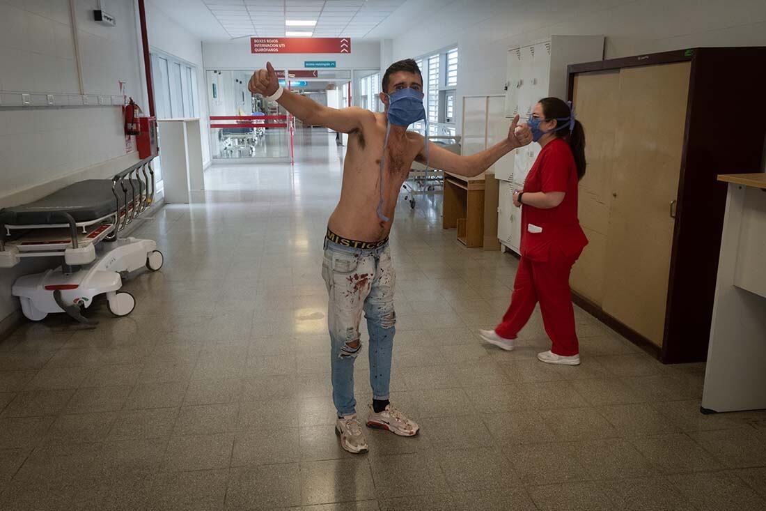 Una jornada movida en la guardia del Hospital Central de Mendoza.
En navidad, llegaron personas para ser atendidas por accidentes, riñas, heridos por pirotecnia y armas de fuego.  Foto: Ignacio Blanco