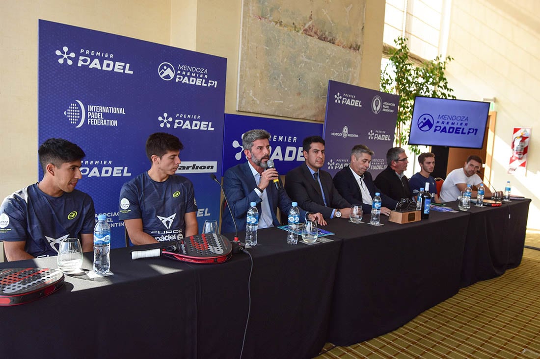 Conferencia de prensa del Mendoza Premier Pádel. Las autoridades junto a los jugadores Federico Chingotto, Juan Tello, Agustín Gutiérrez y Lucas Campagnolo. Foto: Mariana Villa / Los Andes