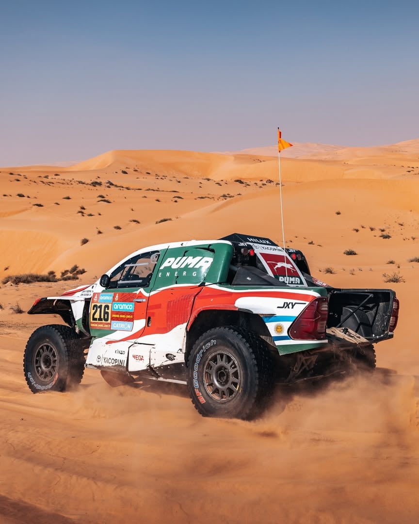 Yazeed Al Rajhi, líder en autos en el Dakar