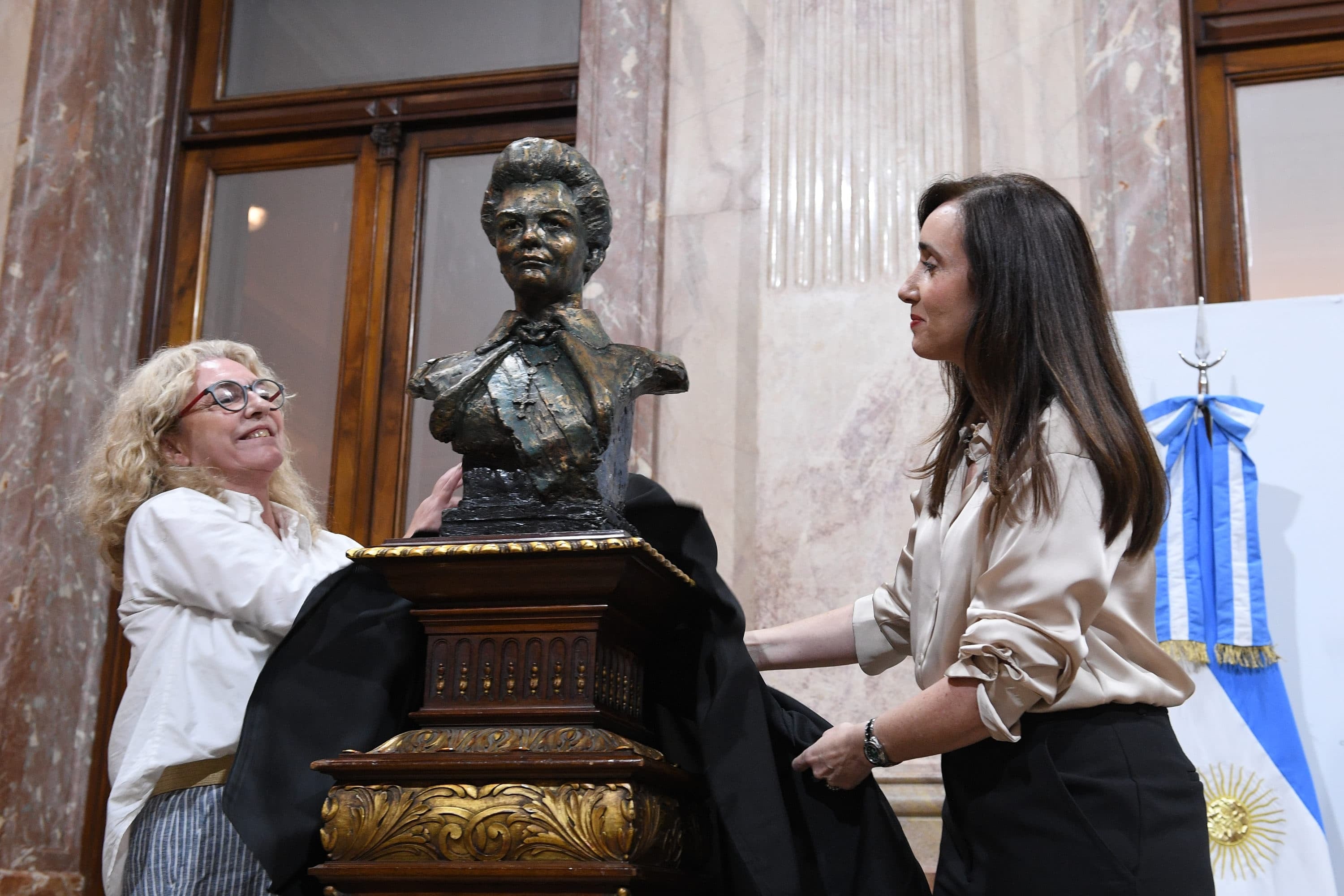 Victoria Villarruel inauguró el busto de Isabel Martínez de Perón en el Senado. Foto: Senado Argentina