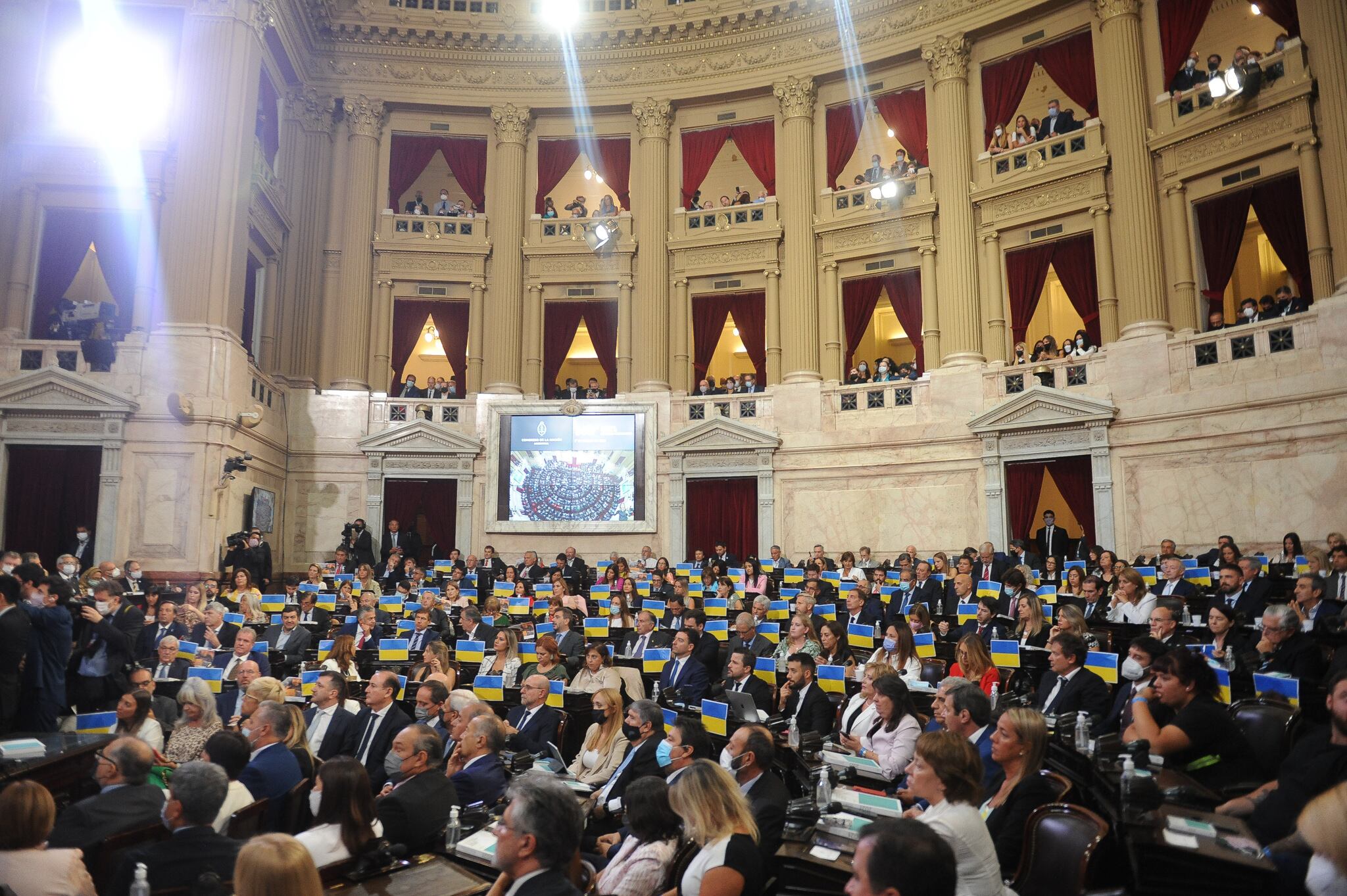 Los legisladores opositores colocaron banderas de Ucrania en sus bancas. Foto Federico Lopez Claro / Clarín.