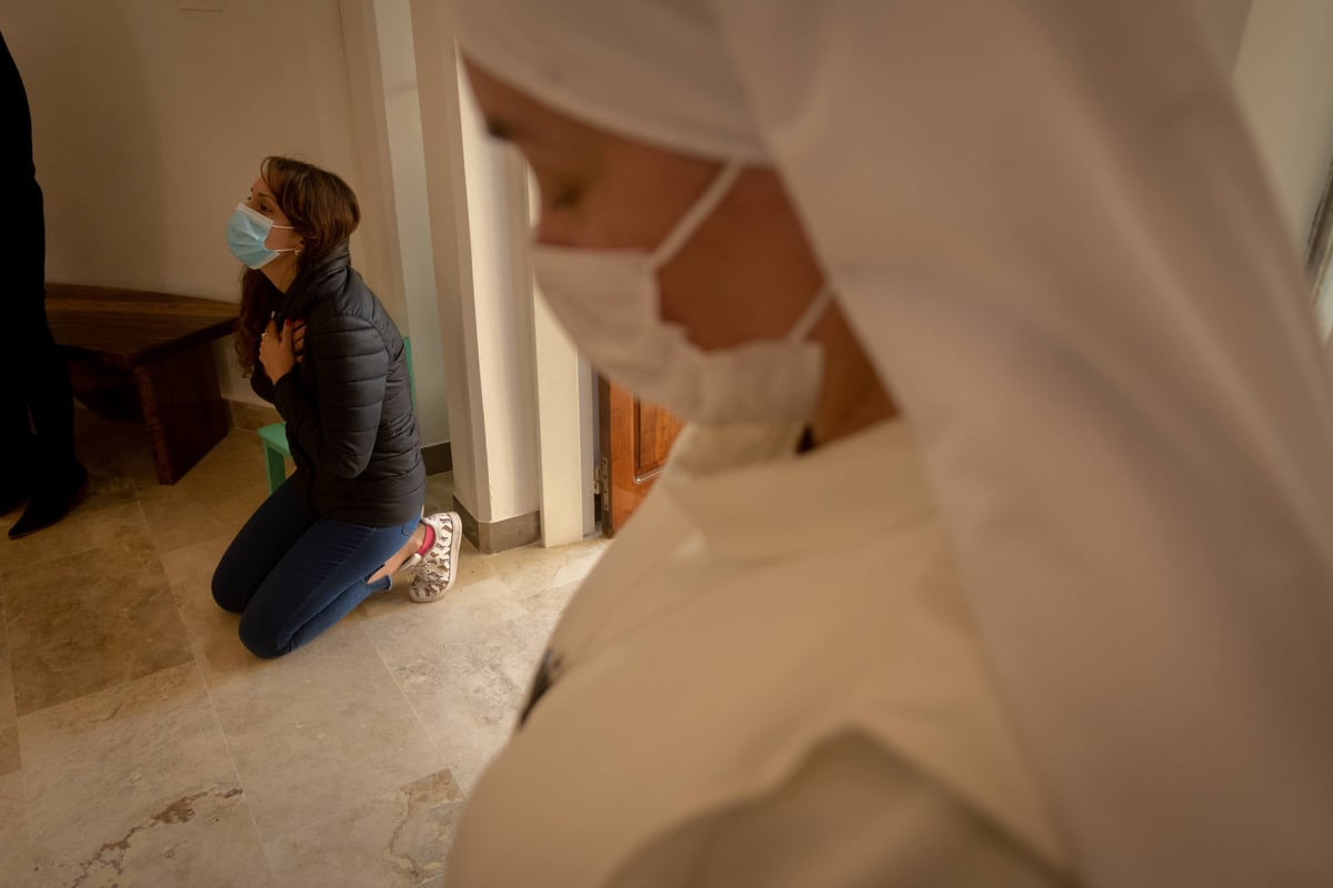 20 de agosto de 2021La médica Shirley Valenzuela rezando en la nueva capilla que restauraron y remodelaron en el Hospital Notti después de muchos meses de estar cerrada Foto: Ignacio Blanco / Los Andes