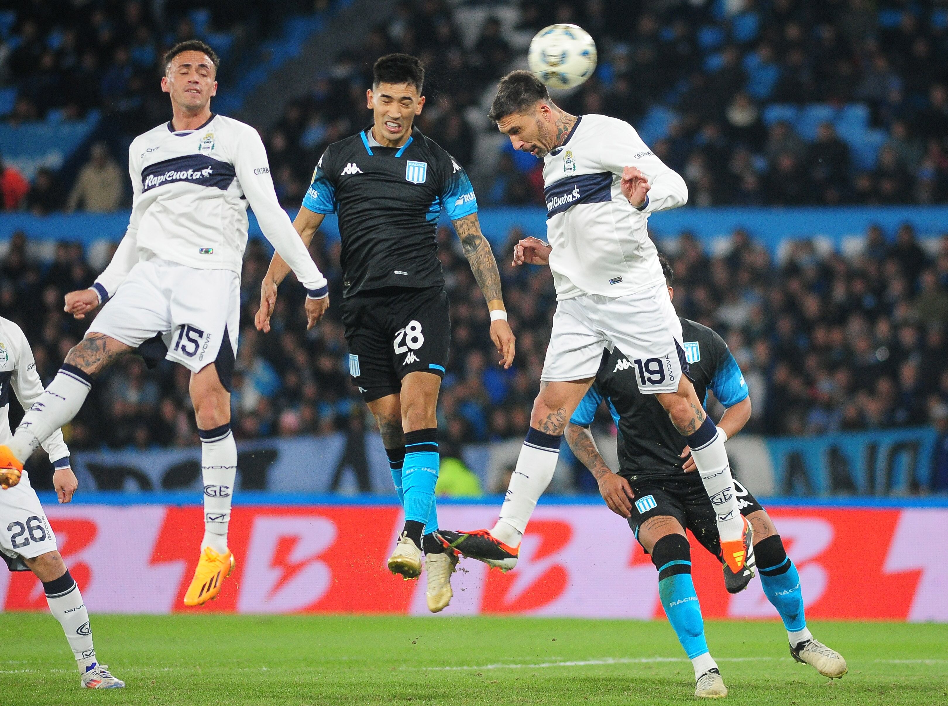 Santiago Solari marcado por Juan Manuel Elordi y Gaston Martirena. Racing Culb de Avellaneda vs Gimnasia y Esgrima de La Plata. Fecha 10 Torneo Liga Profesional. Futbol Argentina. Primera Divisiòn. 9/8/2024
Fotobaires