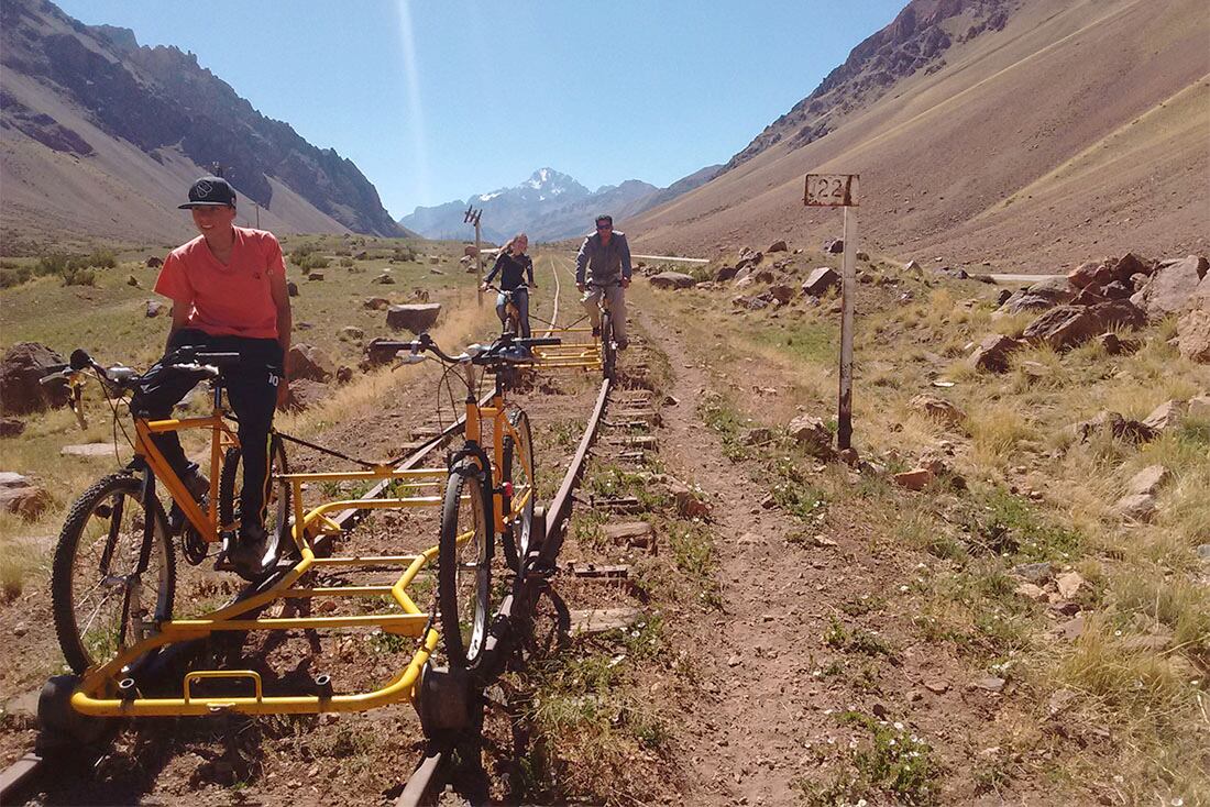 Paisajes desconocidos, la cordillera desde las vias del tren trasandino. Punta de vacas