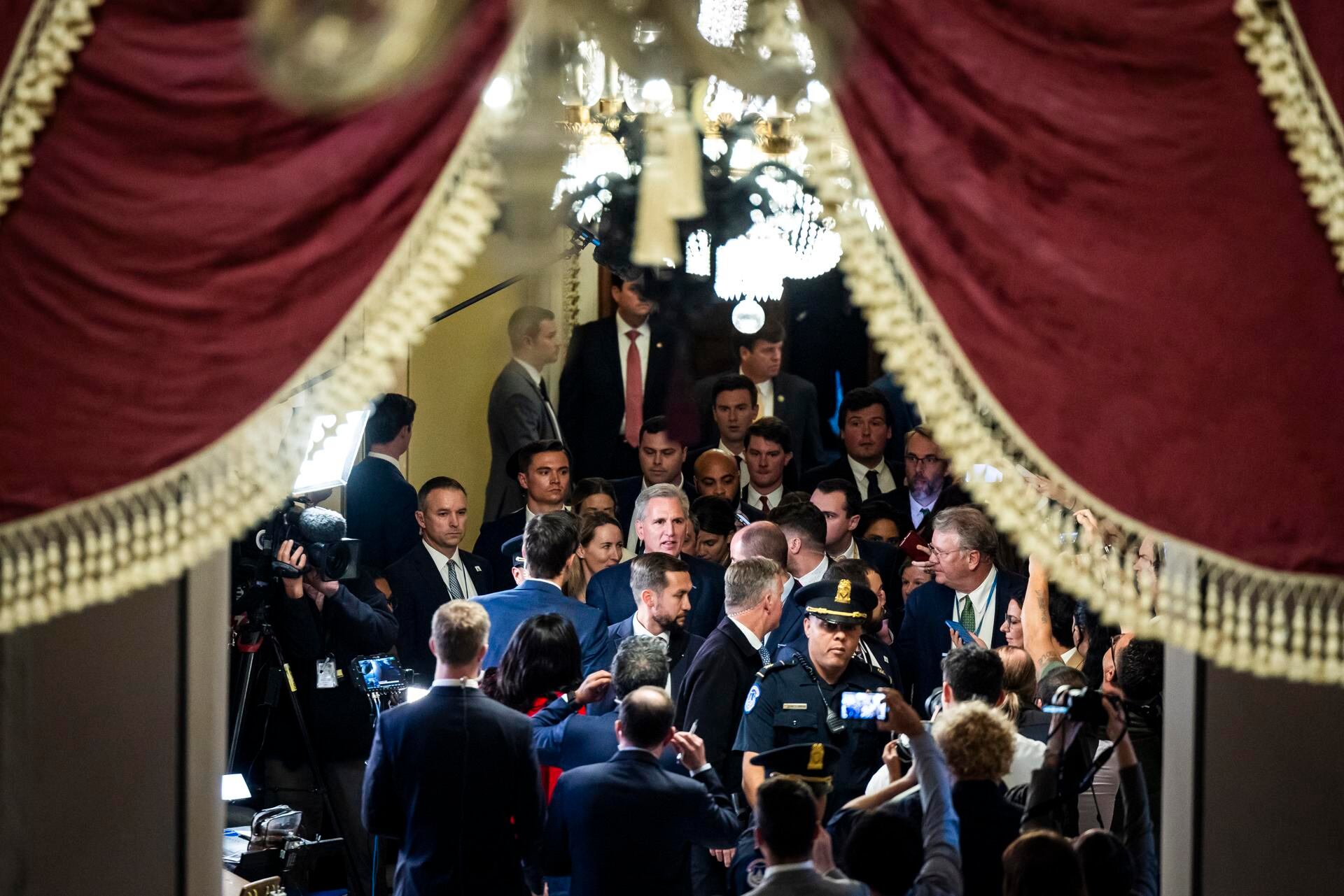 El legislador republicano de Florida Matt Gaetz presentó la moción y McCarthy perdió la votación, siendo la primera vez en la historia de Estados Unidos que los legisladores destituyen a un orador. Foto: EFE/EPA/JIM LO SCALZO