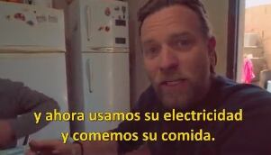 Ewan McGregor comió guiso con una familia en La Rioja. Captura video.