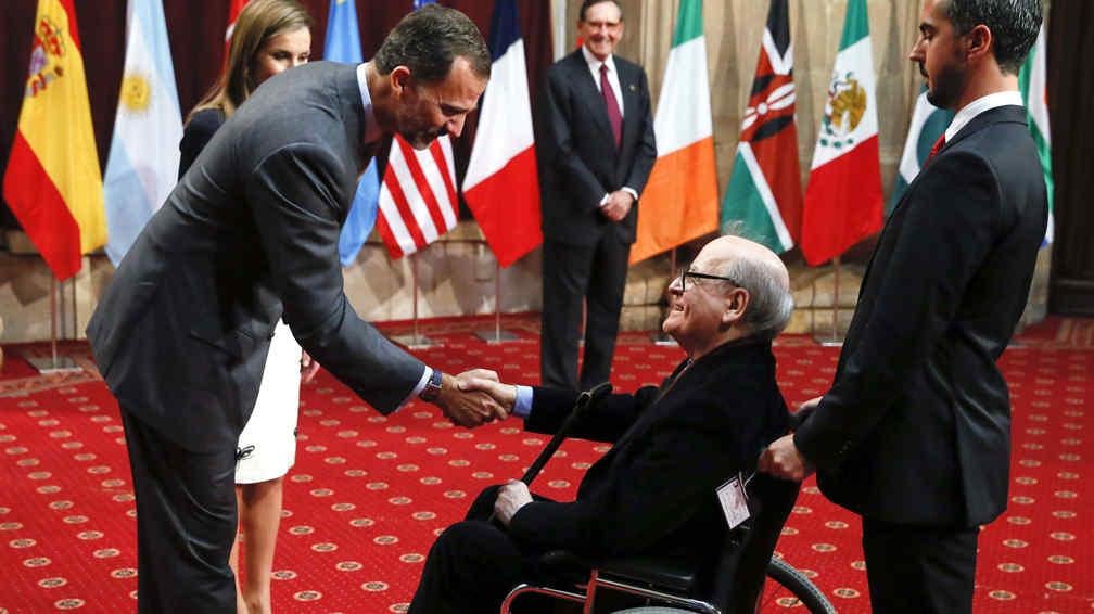 Muy sonriente, Quino recibió el saludo del Rey Felipe VI, que presidió la ceremonia de premiación.  