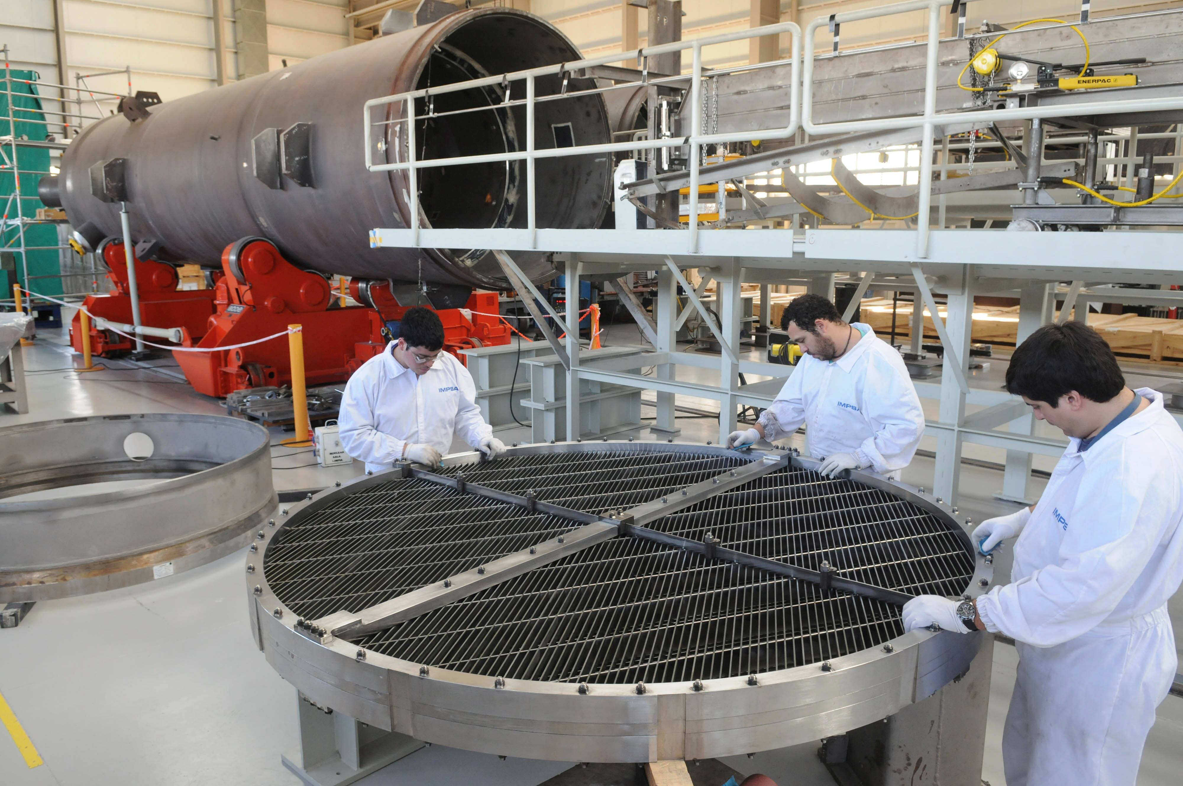 Empleados de la empresa IMPSA, trabajan en la sala nuclear.