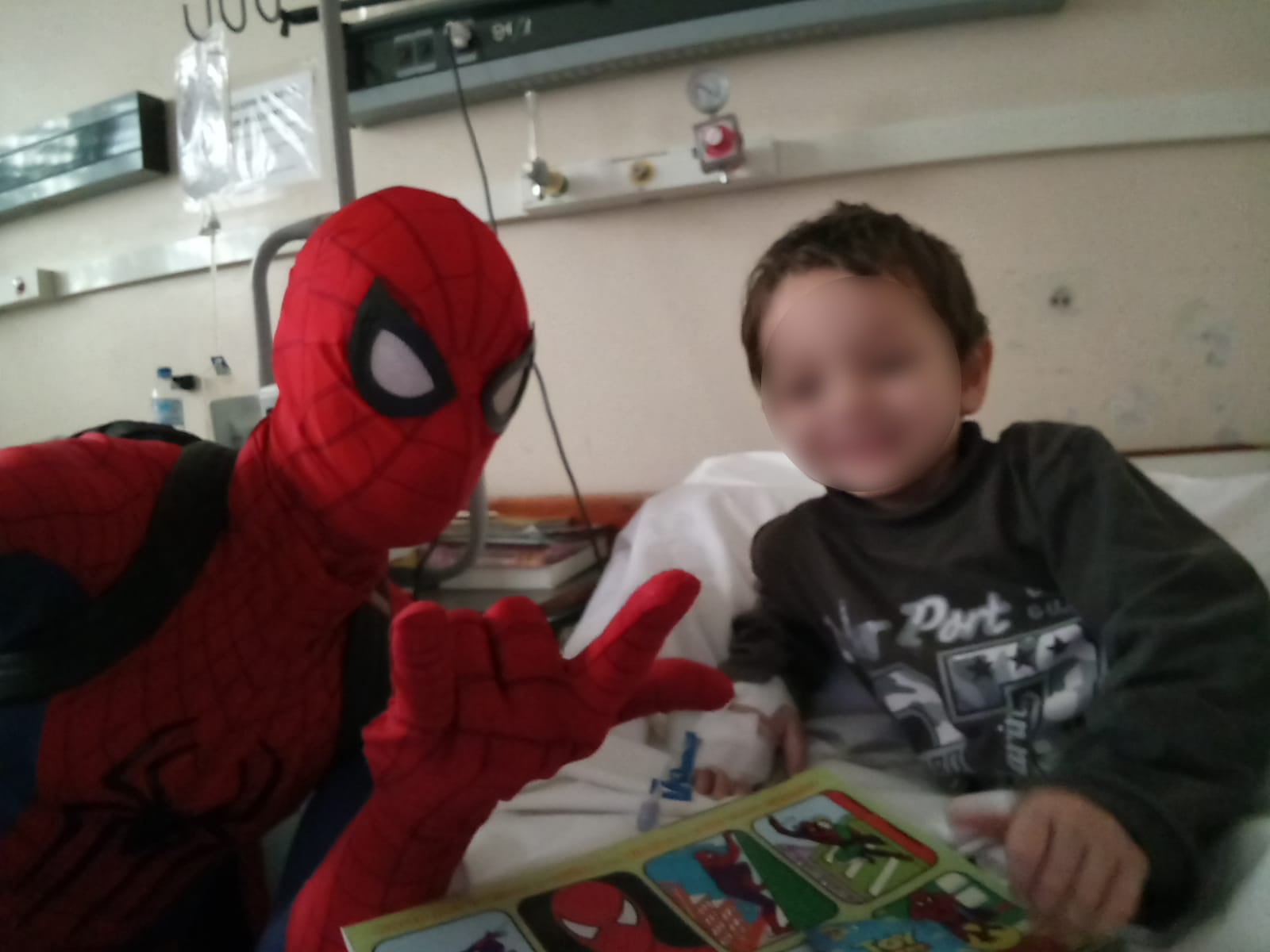 Un niño fue víctima de violencia hogareña y sufrió la fractura de su cadera. El actor que encarna al Hombre Araña se enteró del caso y fue a visitarlo al hospital, generando la emoción del chico y de su tía, a cargo de la custodia