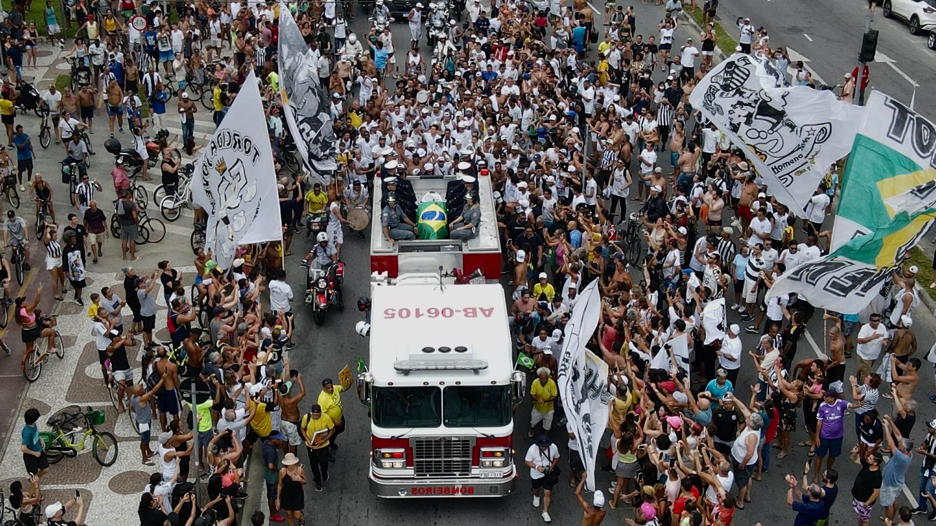 Fotografía tomada con un drone que muestra al camión de bomberos que transporta el féretro con el cuerpo de la leyenda del fútbol Edson Arantes do Nascimento "Pelé". Foto: EFE/ Antonio Lacerda
