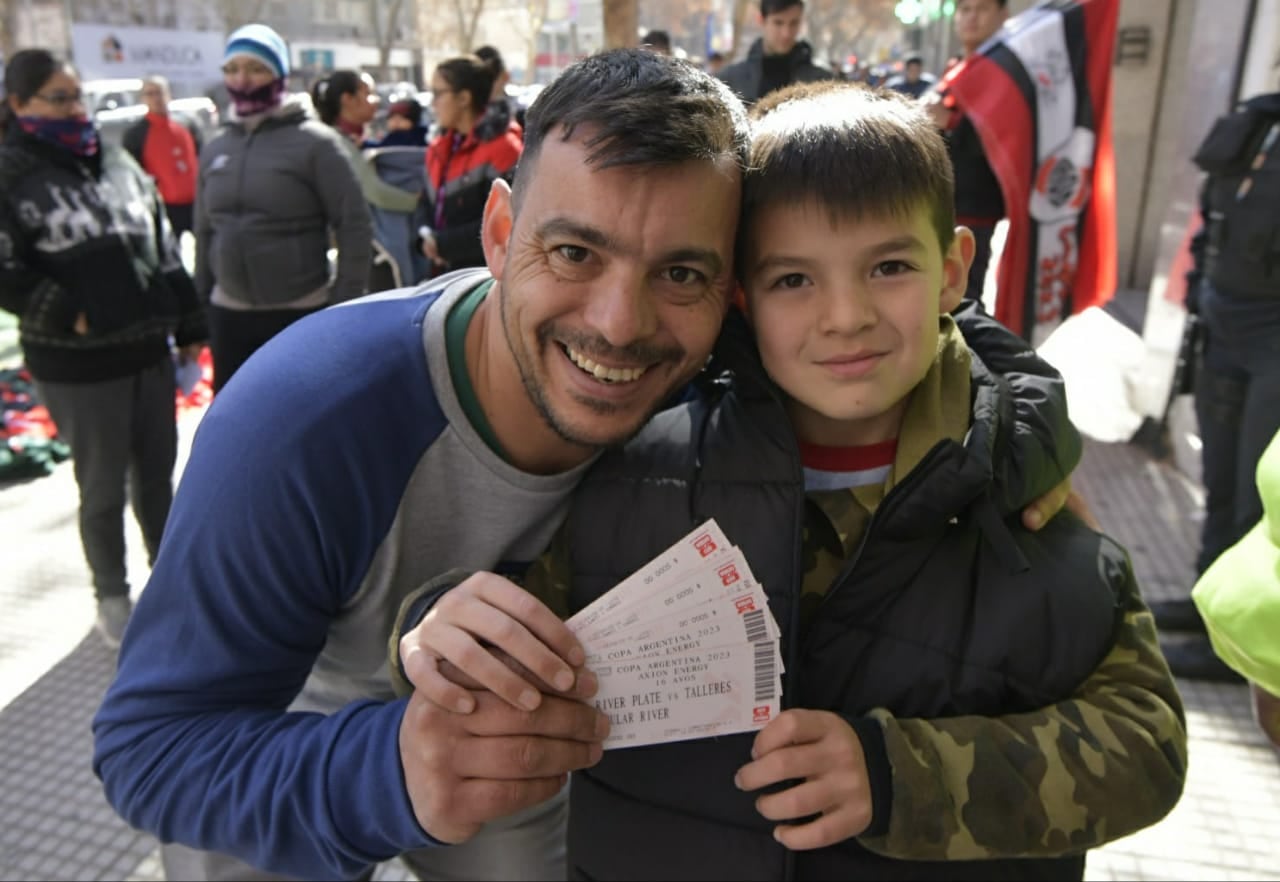 Los hinchas de River canjearon sus entradas para el partido de River-Talleres por la Copa Argentina / Orlando Pelichotti.